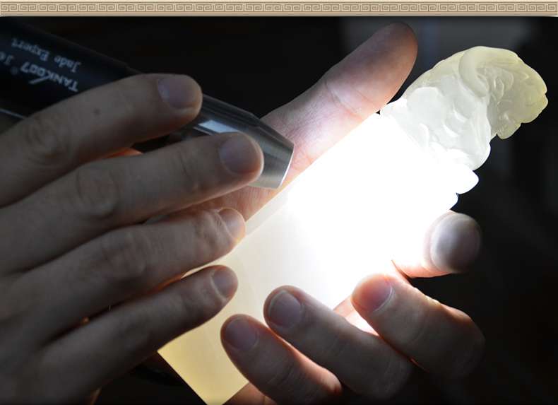 照玉強(qiáng)光手電筒不只可以鑒定琥珀，還可以鑒別各種的玉石、原石